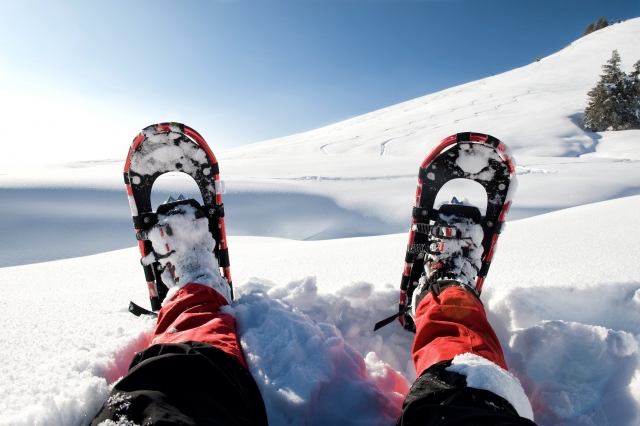  relájale con raquetas de nieve